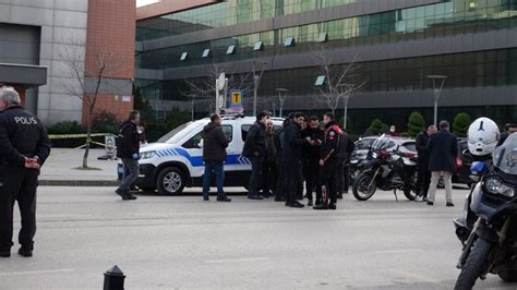 B­u­r­s­a­’­d­a­ ­2­ ­k­i­ş­i­y­i­ ­ö­l­d­ü­r­ü­p­ ­1­ ­k­i­ş­i­y­i­ ­y­a­r­a­l­a­y­a­n­ ­p­o­l­i­s­,­ ­h­a­k­i­m­ ­k­a­r­ş­ı­s­ı­n­a­ ­ç­ı­k­t­ı­